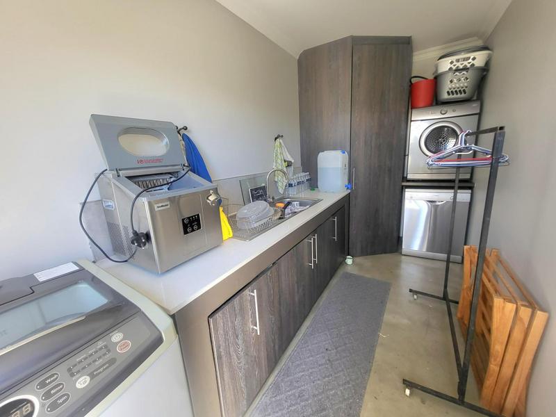 6 Bedroom Property for Sale in Sunset Estate Western Cape